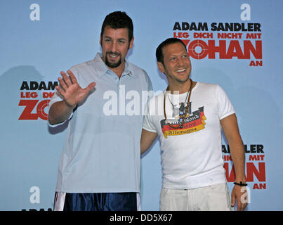 Rob Schneider e Adam Sandler (l-r) al photocall di 'non scompigliate con lo Zohan" a Berlino il 28 luglio 2008. Foto Stock