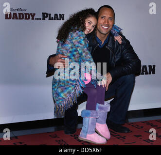 Dwayne The Rock Johnson e Madison Pettis al photocall del film "Il piano di gioco" di Berlino. Foto Stock