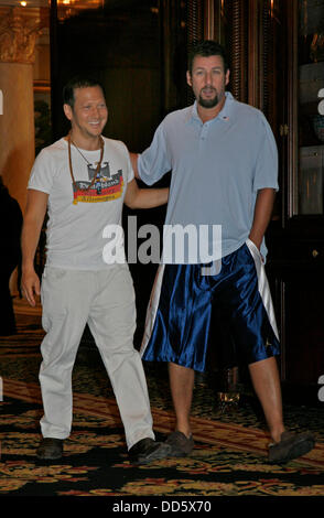 Rob Schneider e Adam Sandler (l-r) al photocall di 'non scompigliate con lo Zohan" a Berlino il 28 luglio 2008. Foto Stock