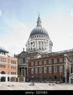 St Pauls Cathedral da Paternoster square Foto Stock