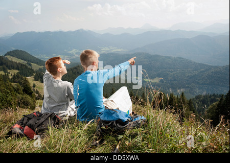 In Germania, in Baviera, due ragazzi in montagna prendendo una vista Foto Stock