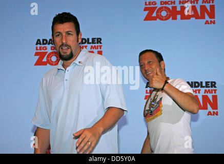 Rob Schneider e Adam Sandler (l-r) al photocall di 'non scompigliate con lo Zohan" a Berlino il 28 luglio 2008. Foto Stock