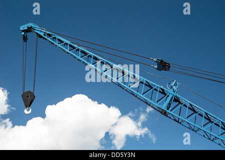 Vecchio blu dipinto di dock gru in Cardiff Bay fotografati contro un cielo blu Foto Stock