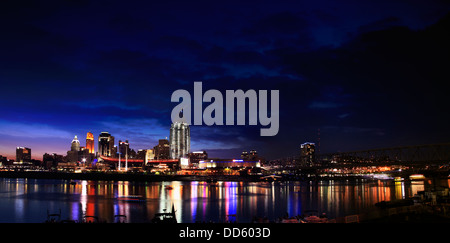 Un nuovo edificio in costruzione a Cincinnati in Ohio appena dopo il tramonto, presi da Newport Kentucky, Vista panoramica Foto Stock