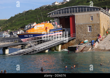 RNLI classe Tamar scialuppa di salvataggio il lancio a Sennen Cove Cornovaglia nel 2013 Foto Stock