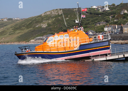 RNLI classe Tamar scialuppa di salvataggio il lancio a Sennen Cove Cornovaglia nel 2013 Foto Stock