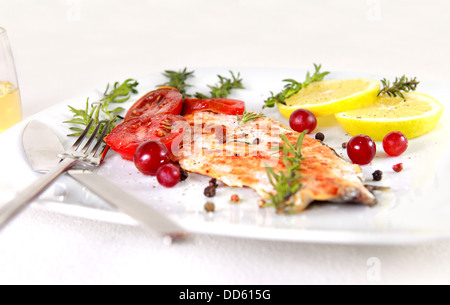 Salmone alla griglia withe limone e spezie Foto Stock