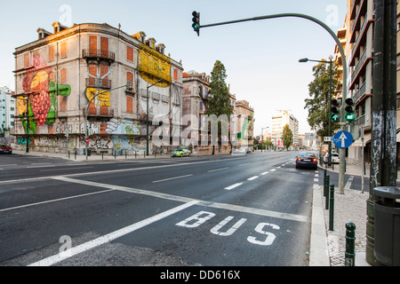 Arte di strada in corrispondenza di Picoas nelle strade di Lisbona realizzato da artisti di graffiti Os Gemeos, Portogallo, Europa Foto Stock