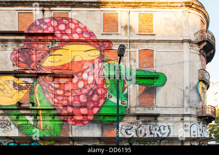 Arte di strada in corrispondenza di Picoas nelle strade di Lisbona realizzato da artisti di graffiti Os Gemeos, Portogallo, Europa Foto Stock