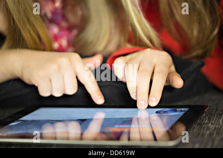 I bambini con tavoletta digitale, osijek, Croazia, Europa Foto Stock