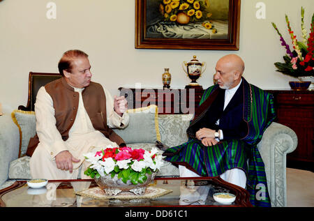 ISLAMABAD/ PAKISTAN . 27 agosto 2013 Pak primo ministro ,Muhammad Nawaz Sharif e afgan il presidente Hamid Karzai ha incontrato in captila islamabad per discutere di questioni bilaterali Handout dal Pakistan informazioni dipartimento   (foto di PID/Deanpictures/Alamy Live News Foto Stock