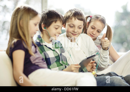 I bambini con tavoletta digitale, osijek, Croazia, Europa Foto Stock