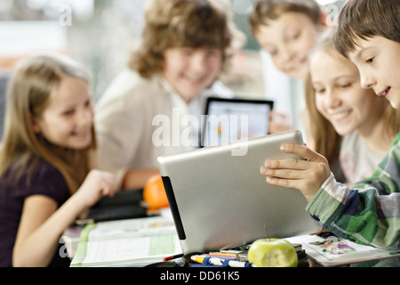 I bambini con tavoletta digitale, osijek, Croazia, Europa Foto Stock