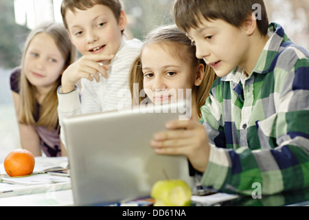 I bambini con tavoletta digitale, osijek, Croazia, Europa Foto Stock