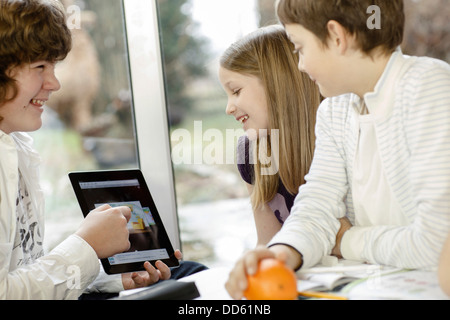 I bambini con tavoletta digitale, osijek, Croazia, Europa Foto Stock