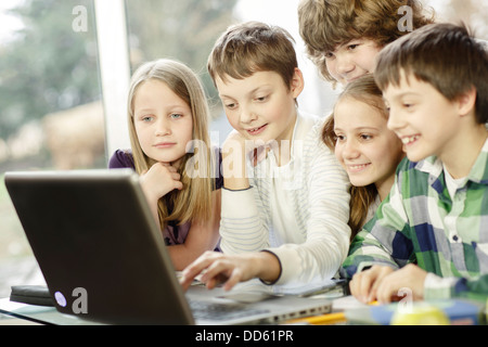 I bambini con tavoletta digitale, osijek, Croazia, Europa Foto Stock