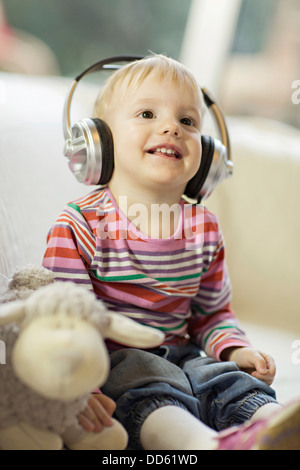 Il Toddler boy ascolta la musica che indossano le cuffie, osijek, Croazia, Europa Foto Stock