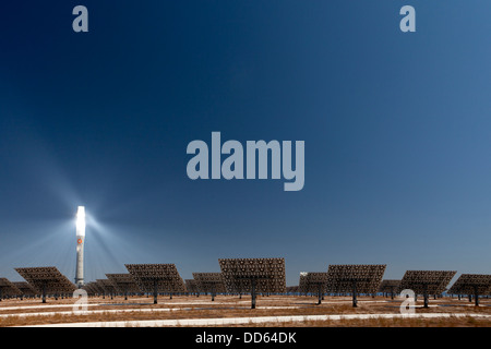 Gemasolar è un concentrato di energia solare termica impianto a torre con un sale fuso termico del sistema di storage. Foto Stock