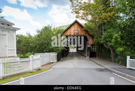 Questo è uno dei molti ponti coperti che può essere visto nel Vermont. Foto Stock