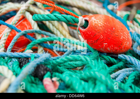 Orizzontale di vista ravvicinata di lunghezze di corda di pesca e galleggia in una pila procedure Dockside Wizard. Foto Stock