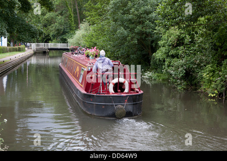 Un narrowboat (intromissione) avvicinando il Theale ponte girevole sul Kennet and Avon canal Berkshire. Foto Stock