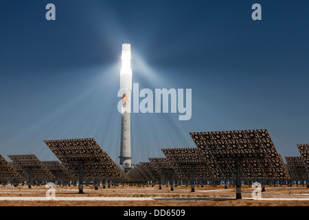 Gemasolar è un concentrato di energia solare termica impianto a torre con un sale fuso termico del sistema di storage. Foto Stock