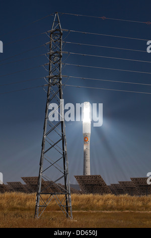 Gemasolar è un concentrato di energia solare termica impianto a torre con un sale fuso termico del sistema di storage. Foto Stock