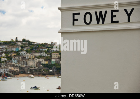 Vista orizzontale attraverso il fiume Fowey verso Polruan. Foto Stock