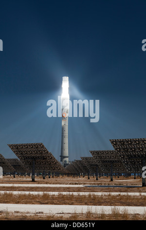 Gemasolar è un concentrato di energia solare termica impianto a torre con un sale fuso termico del sistema di storage. Foto Stock