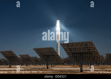 Gemasolar è un concentrato di energia solare termica impianto a torre con un sale fuso termico del sistema di storage. Foto Stock