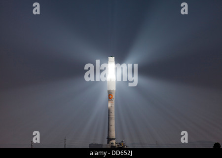 Gemasolar è un concentrato di energia solare termica impianto a torre con un sale fuso termico del sistema di storage. Foto Stock