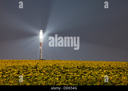 Gemasolar è un concentrato di energia solare termica impianto a torre con un sale fuso termico del sistema di storage. Foto Stock