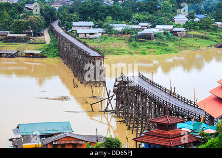 Famoso mon in legno ponte in Kanchanaburi è collassato durante il flash inondazioni Foto Stock