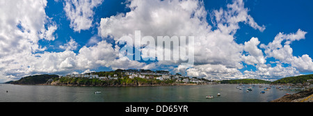 Orizzontale di vista panoramica sul fiume Fowey estuary dai Readymoney cove a Polruan. Foto Stock