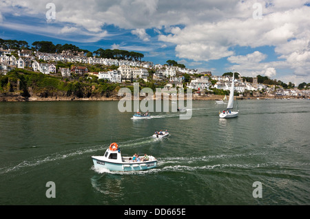 Vista orizzontale di Fowey con vari tipi di barca a vela da in una giornata di sole. Foto Stock