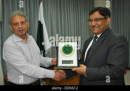 ISLAMABAD/ PAKISTAN . 27 agosto 2013 MD NRTC presentando uno scudo al ministro federale per la difesa della produzione, Rana Tanveer Hussain dopo la riunione a NRTC in Haripur su agosto 27, 2013 Handout dal Pakistan informazioni dipartimento   (foto di PID/Deanpictures/Alamy Live News Foto Stock