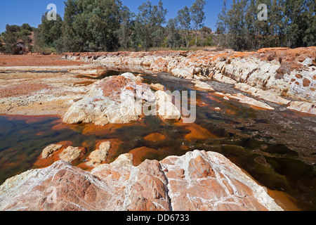 Pietre di colore arancione in ambiente acido Rio Tinto, Niebla (Huelva), Spagna Foto Stock