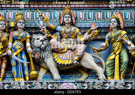 Asia Singapore Little India Sri Veeramakaliamman tempio indù figure sul Gopuram Foto Stock