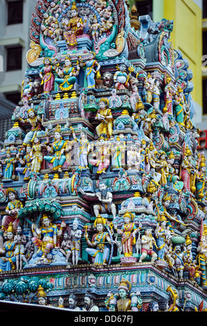 Asia Singapore Little India Sri Veeramakaliamman tempio indù figure sul Gopuram Foto Stock