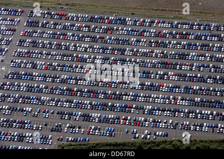 Vista aerea di nuove vetture parcheggiate sulla banchina del porto di Immingham Foto Stock