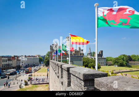 Castello di Cardiff battlements con bandiere sopra la porta sud Cardiff South Glamorgan Galles UK GB Europe Foto Stock