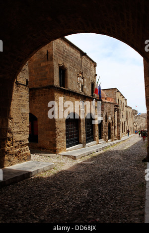 Ippoton, la strada di ciottoli dei Cavalieri, foderato con edifici medievali nella città di Rodi, Rodi, Grecia. Foto Stock