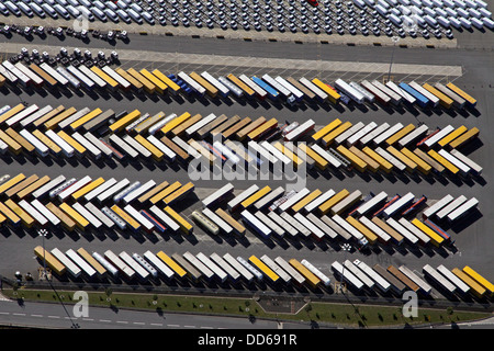 Vista aerea di linee di veicoli pesanti per trasporto merci, i camion e i furgoni parcheggiati sulla banchina a Immingham, Lincolnshire Foto Stock