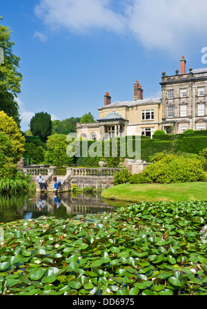 Casa vittoriana Biddulph grange e piccolo lago con ninfee nei giardini paesaggistici Staffordshire Inghilterra Regno Unito Europa Foto Stock