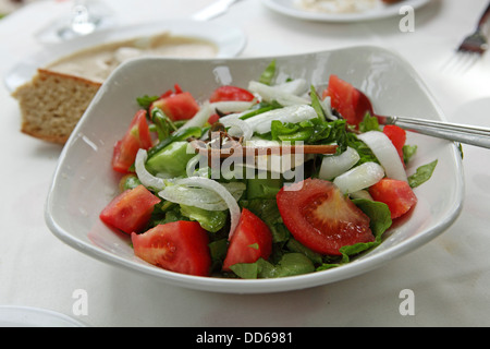 Una autentica insalata greca è servita nella città di Rodi, Rodi, Grecia. Foto Stock