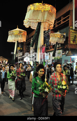 Un elaborato Loy Krathong sfilano per le strade di Chiang Mai nel nord della Thailandia Foto Stock