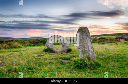 Gli uomini-un-Tol pietre in piedi vicino a Penzance in Cornwal. Foto Stock