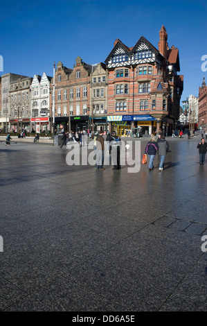 Vista attraverso la ri-modellato Piazza del Mercato Vecchio, Nottingham City Centre, in Inghilterra, sotto un cielo blu. Foto Stock