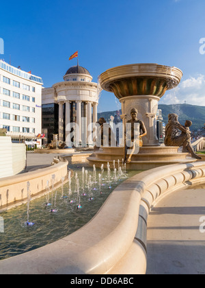 Le Madri della Macedonia Fontana, Skopje, Macedonia Foto Stock
