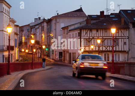 Alla guida di una vettura al tramonto nella città francese di Villeneuve-sur-sacco e Lot et Garonne, Francia, Europa Foto Stock